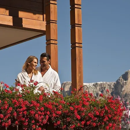 Отель Interski Santa Cristina Val Gardena